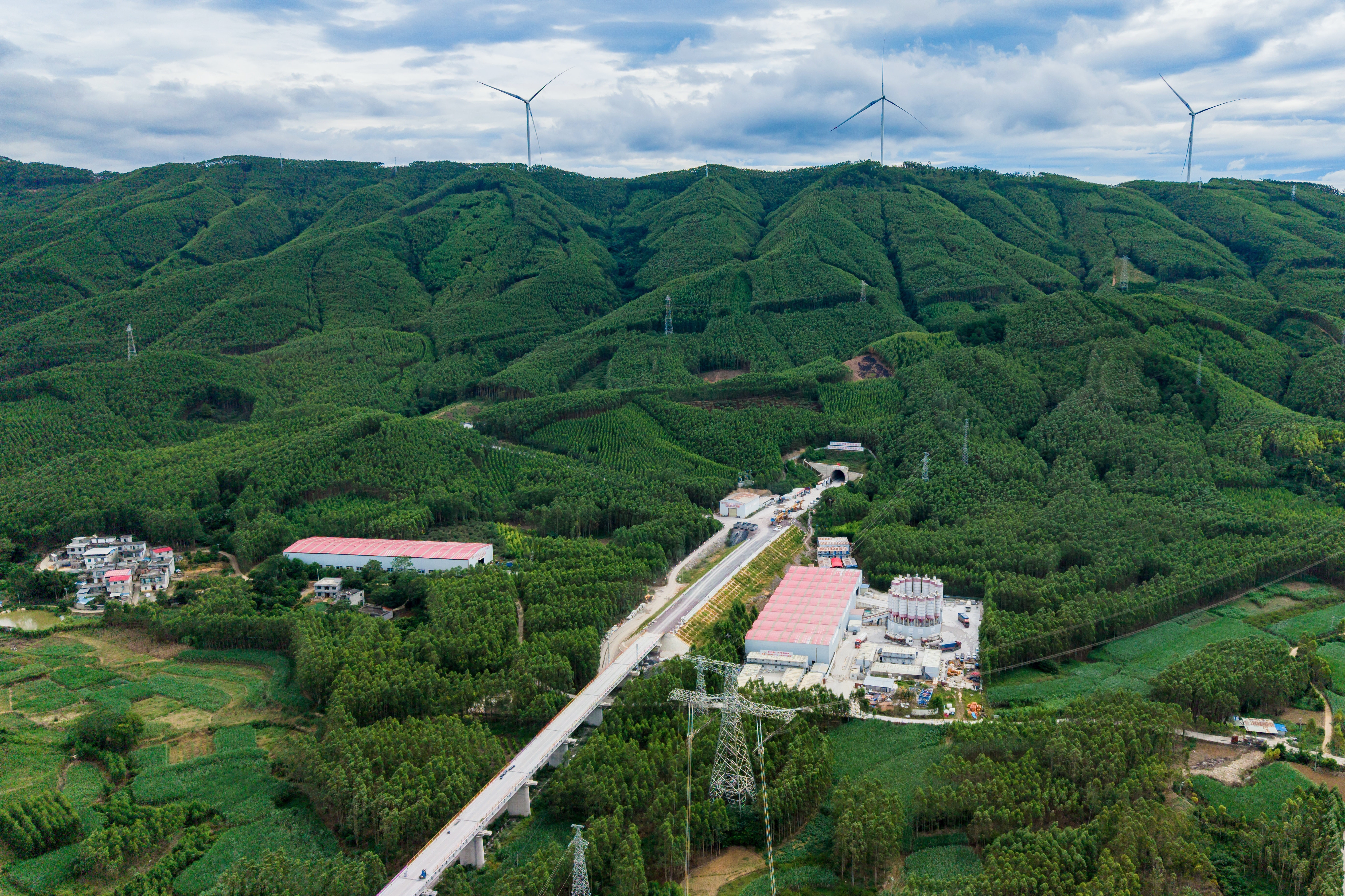 柳梧铁路太平隧道贯通